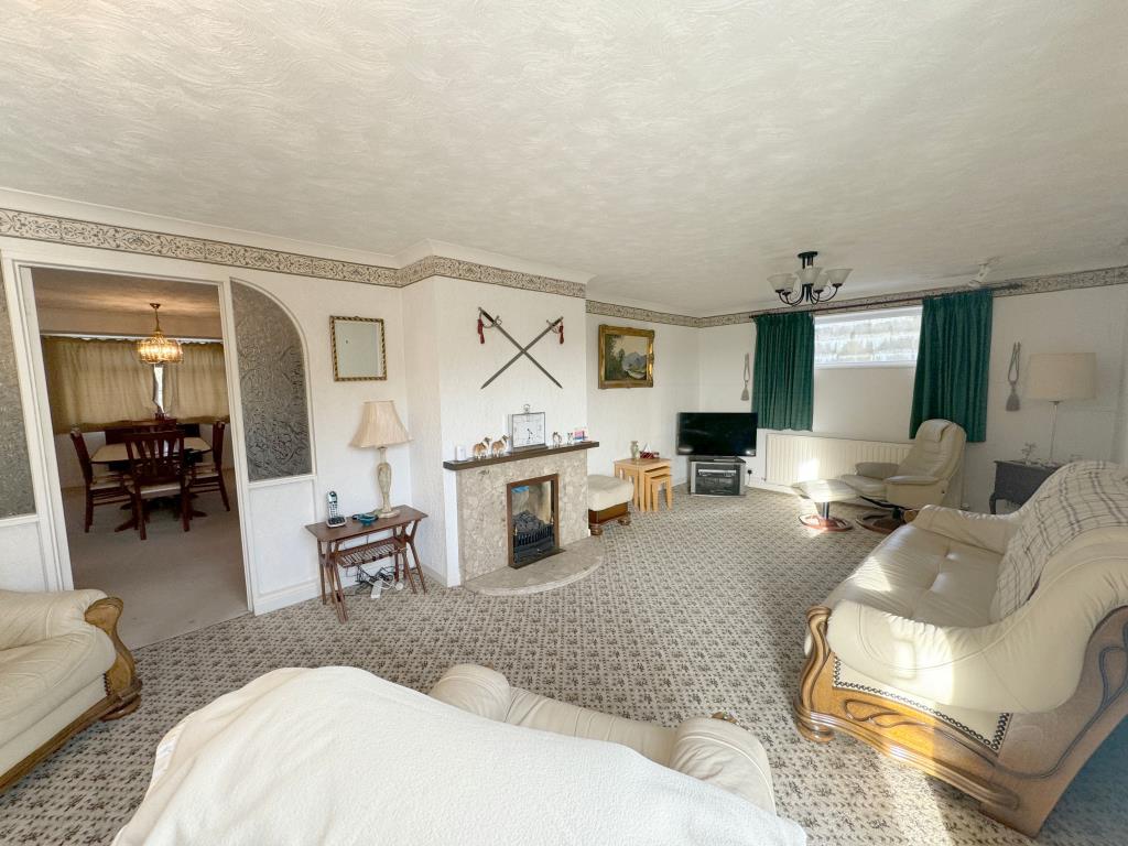 Lot: 130 - DETACHED BUNGALOW WITH GARDENS AND PARKING REQUIRING IMPROVEMENT - Living room